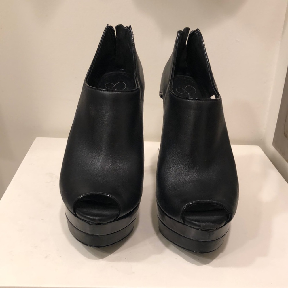 Jessica Simpson high heels.  Easy to walk with.